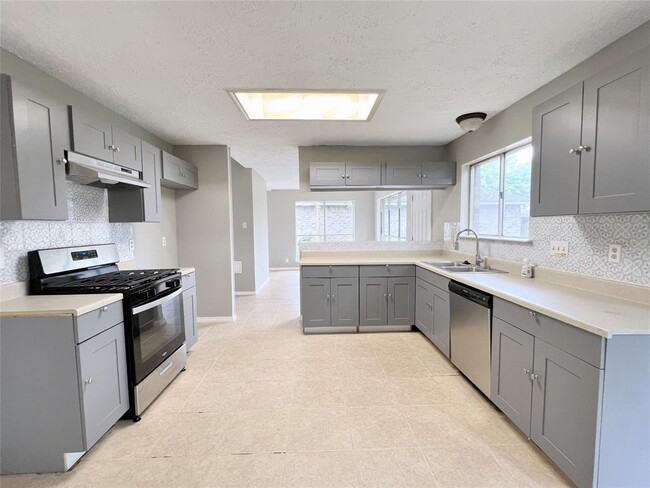 Building Photo - 2033 Sandy Knoll Dr