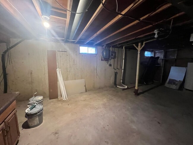 Building Photo - COMING SOON! 3 BEDROOM HOME!!