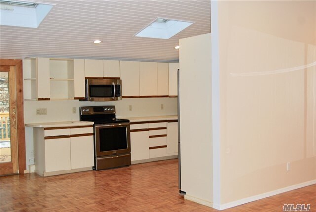 Building Photo - 8 Horseshoe Ln