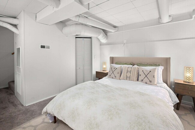 Building Photo - 120 4th Ave N