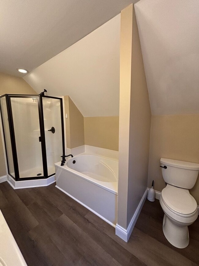 Building Photo - Freshly Renovated Dollhouse in Maryville!!