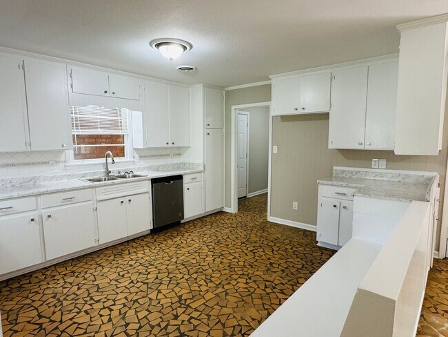Building Photo - Freshly Renovated 4-Bedroom Retreat!