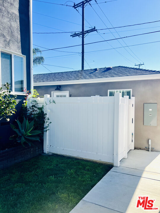 Building Photo - 1812 W Glenoaks Blvd