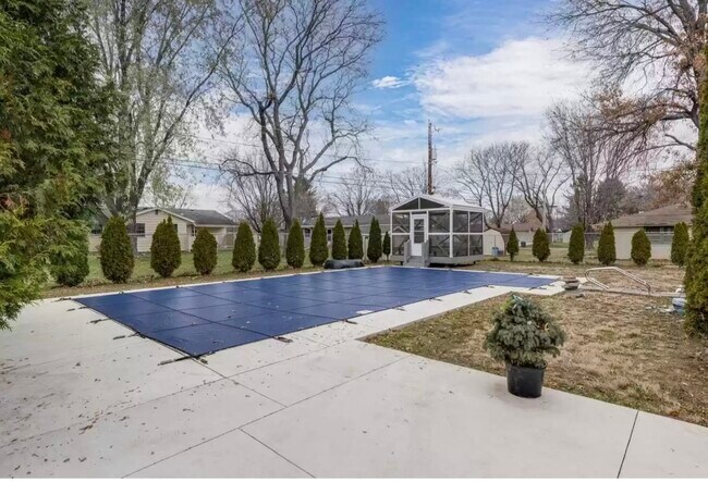 Building Photo - 1033 N Claremont Dr