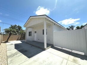 Building Photo - Willow Cir
