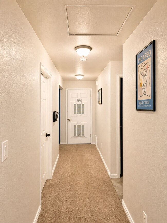 Building Photo - 546 E Delno Dr