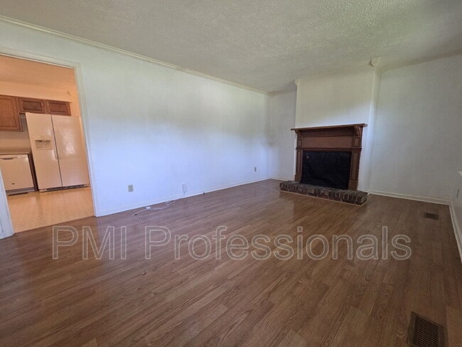 Building Photo - 702 Rodeo Rd