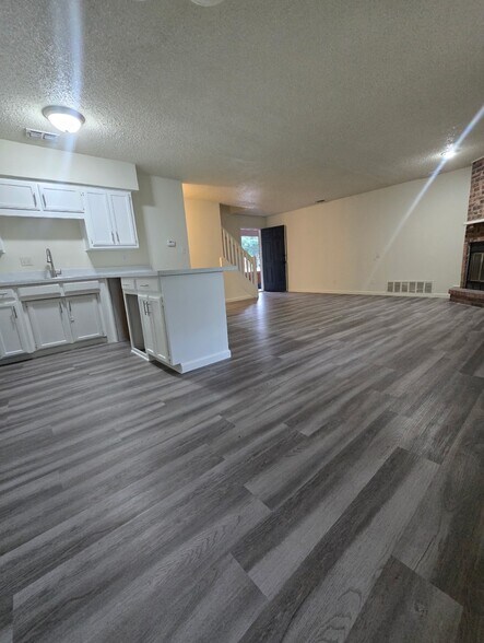 Building Photo - Westwind Manor