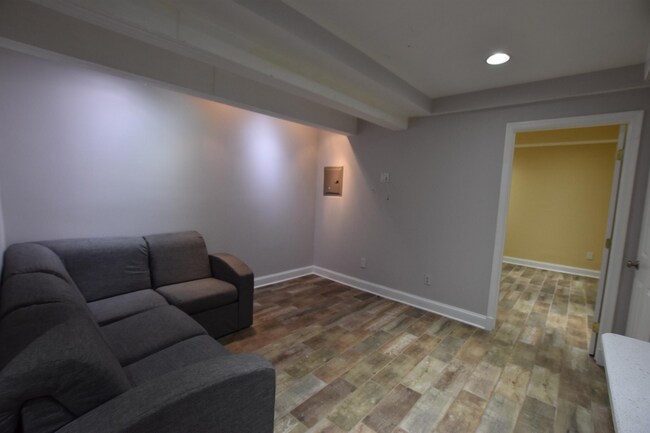 Building Photo - Charming 2BR/1BA Ground Level Condo in Tak...