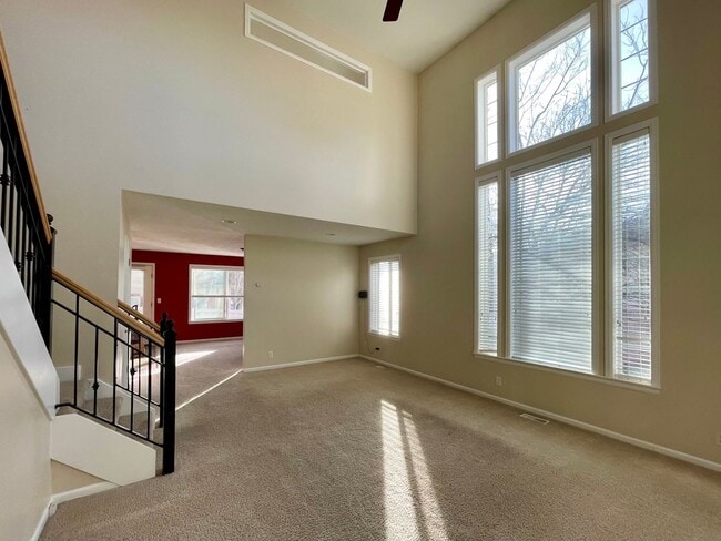 Building Photo - Spacious Midvale Townhome