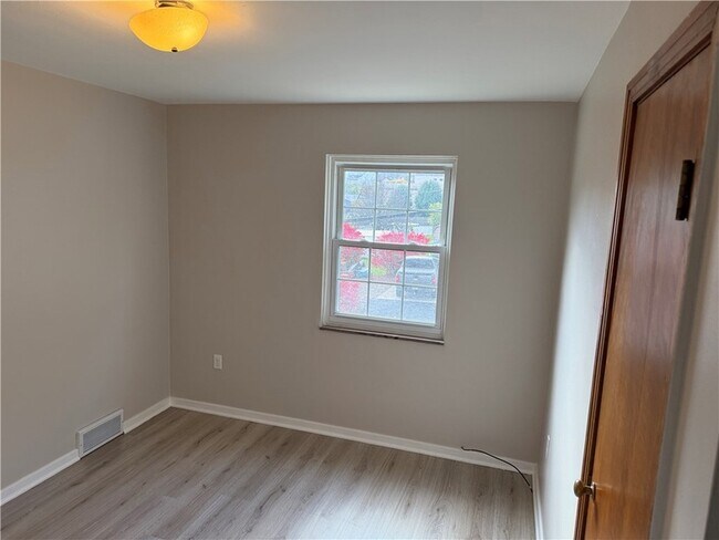 Building Photo - 300 Taylor St