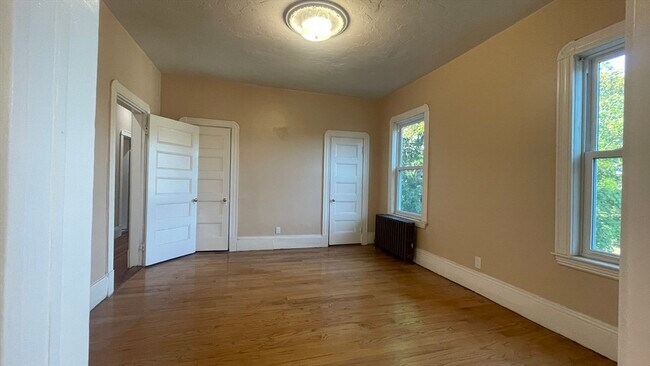 Building Photo - 33 Hollander St