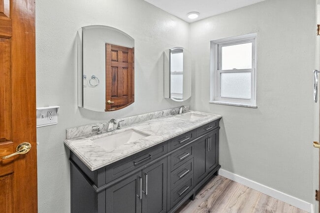 Building Photo - 113 E Apple St