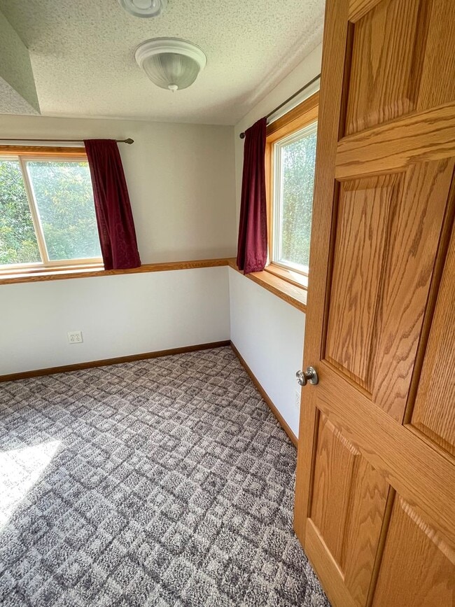 Building Photo - AVAILABLE NOW - 4 Bed, 3.5 Bath Home in He...