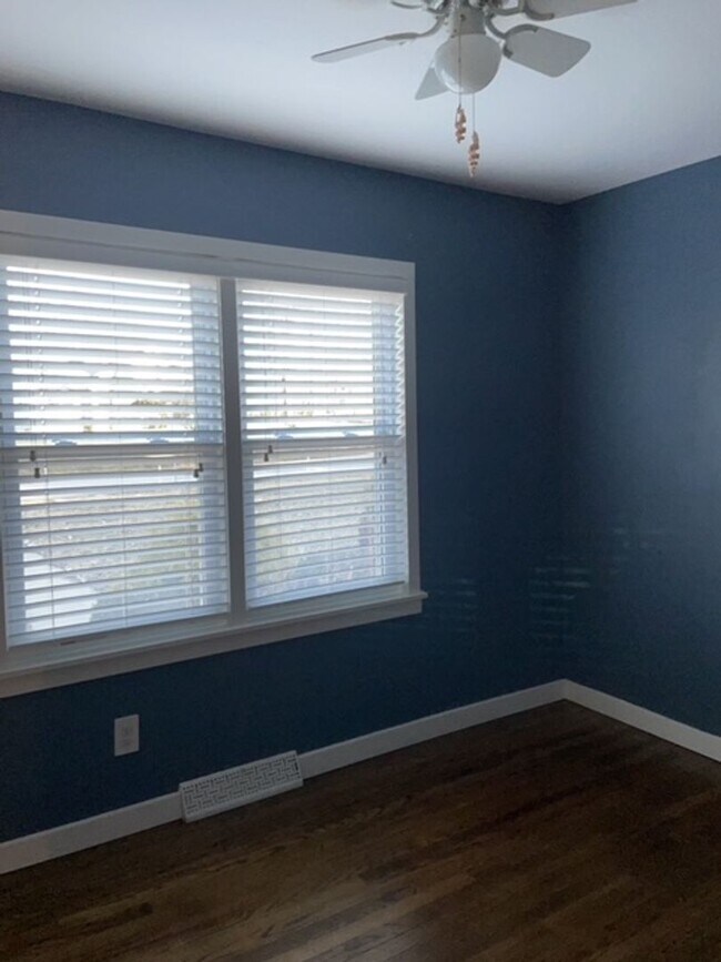 Building Photo - 4 bed/3bath-University Elementary School/I...