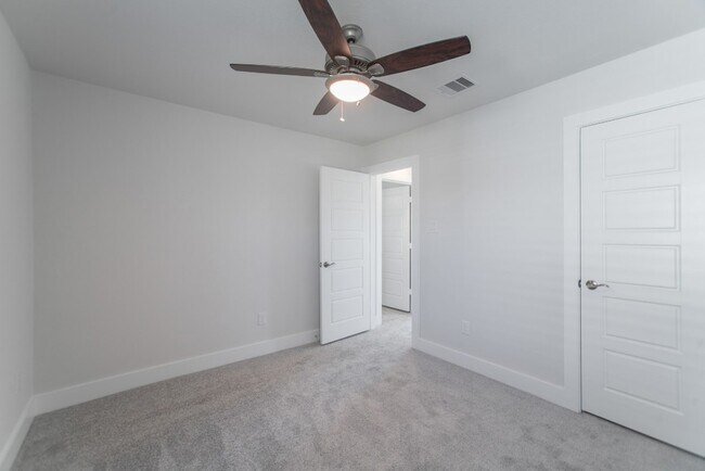 Building Photo - 10627 Whitejacket