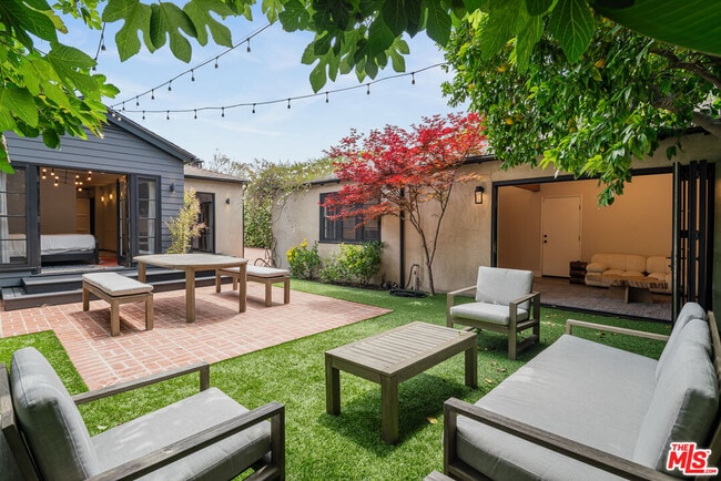 Building Photo - 381 Huntley Dr