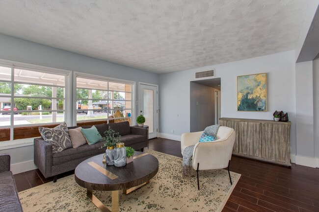 Building Photo - 510 E Belmont Ave