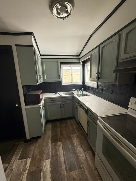 Building Photo - 93 Main St