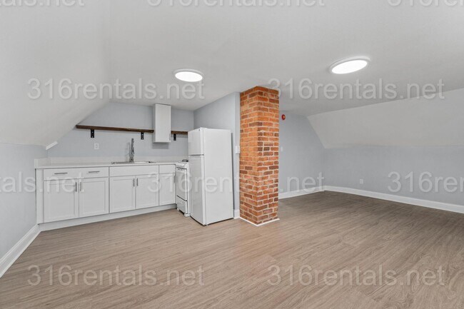 Building Photo - $850 - 1 bed 1 bath - Beautiful newly renovated Multi-family home located in Delano