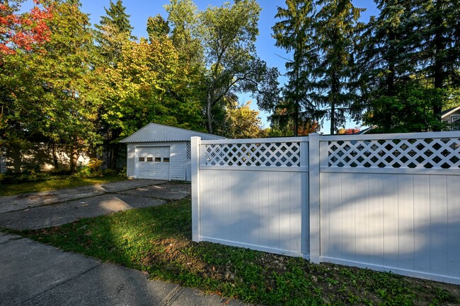 Building Photo - Cozy Home in Cleveland - Lyndhurst