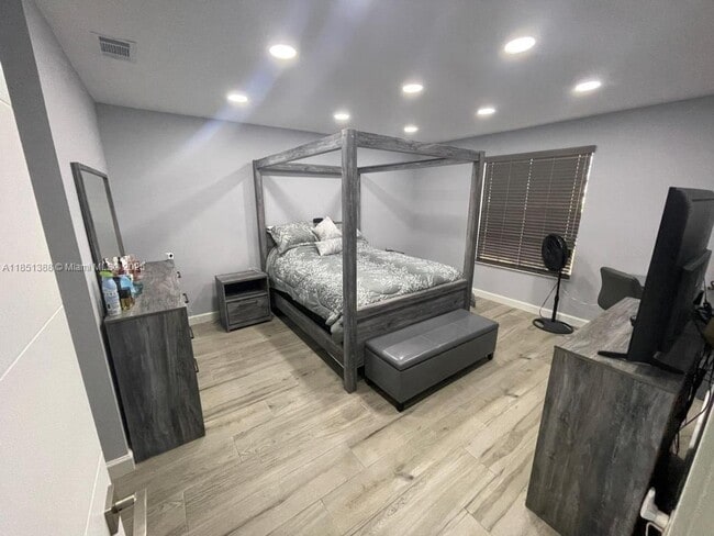 Building Photo - 4629 Vilabella Dr