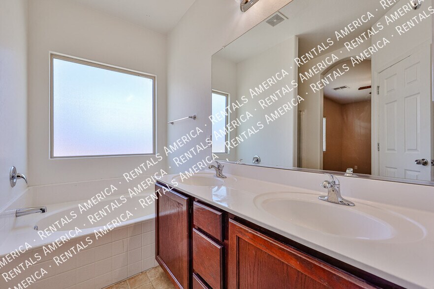 Building Photo - 3416 W la Mirada Dr