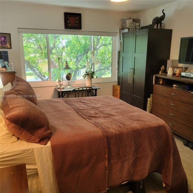 Building Photo - 2210 NE 56th Pl