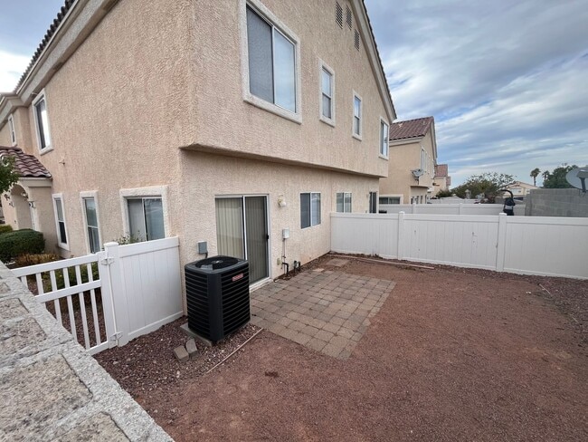 Primary Photo - Beautiful Henderson 2 Bedroom Townhouse!