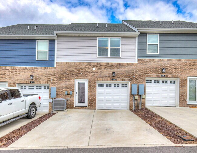 Building Photo - Like-New Modern Townhome Near Dining, Shopping, Trails & Old Hickory Lake