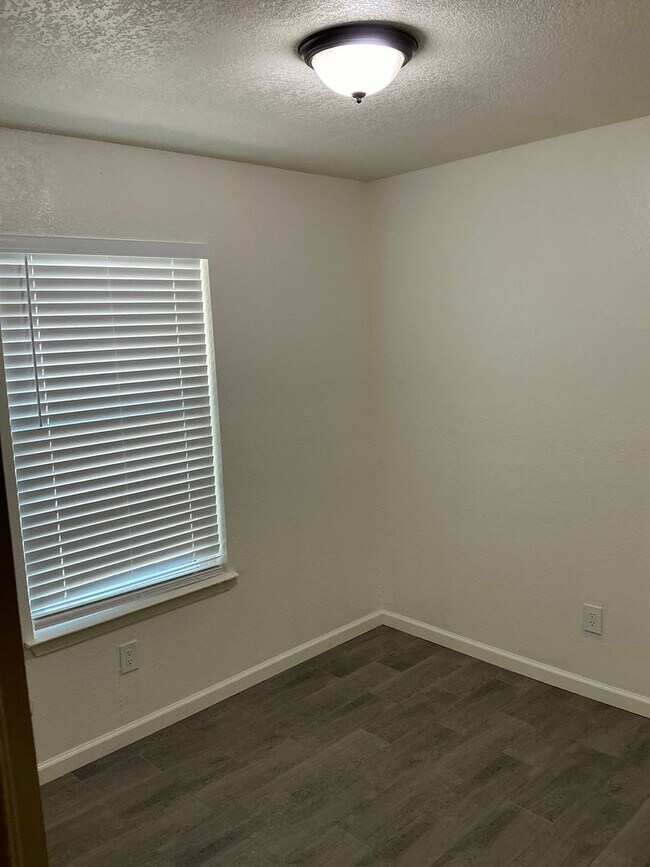 Building Photo - 4/2 with Premium Finishes & Great Backyard