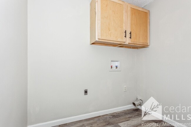 Building Photo - Completely remodeled 3 bed 2 bath home, steps from WSU main campus.