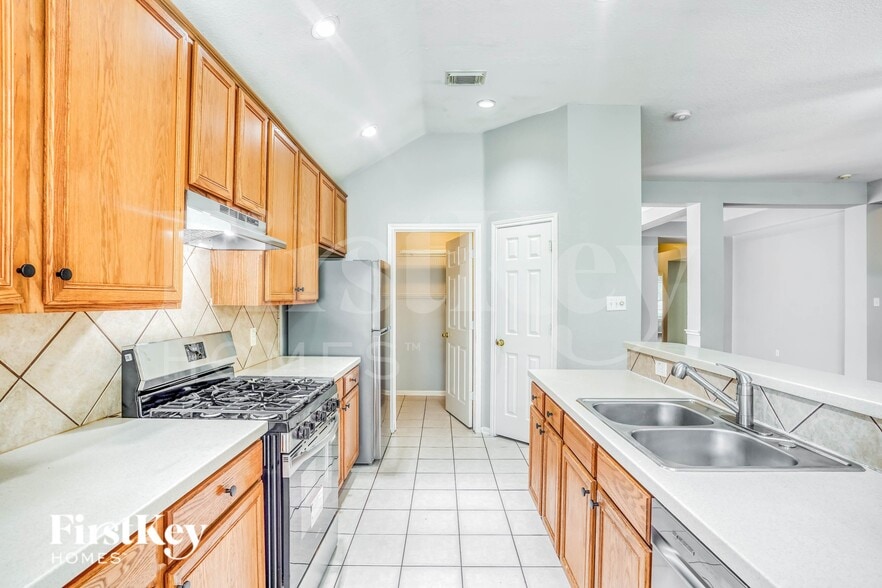 Building Photo - 10330 Claybrook Dr