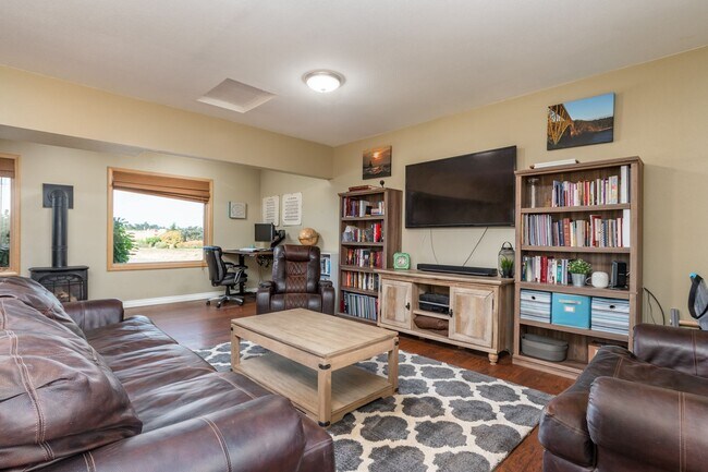 Building Photo - Spacious and Beautiful Home with Private Apartment!