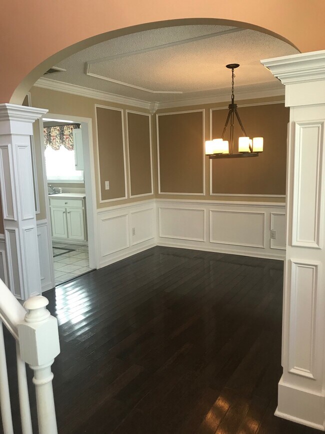 Building Photo - Beautiful 3 bedroom, 2.5 bath home