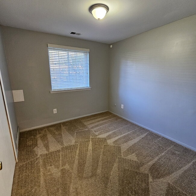 Building Photo - Nice 2 Bedroom, 1.5 Bath Condo Near Hall R...