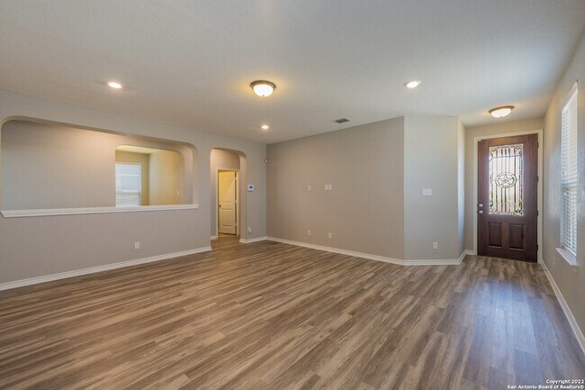 Building Photo - 3592 Vuitton