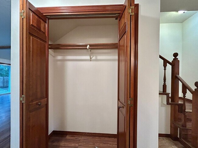 Building Photo - Timeless 5 Bed, 2.5 Bath Home - SW Beaverton