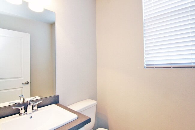 Building Photo - Clean, modern, move-in ready townhouse!