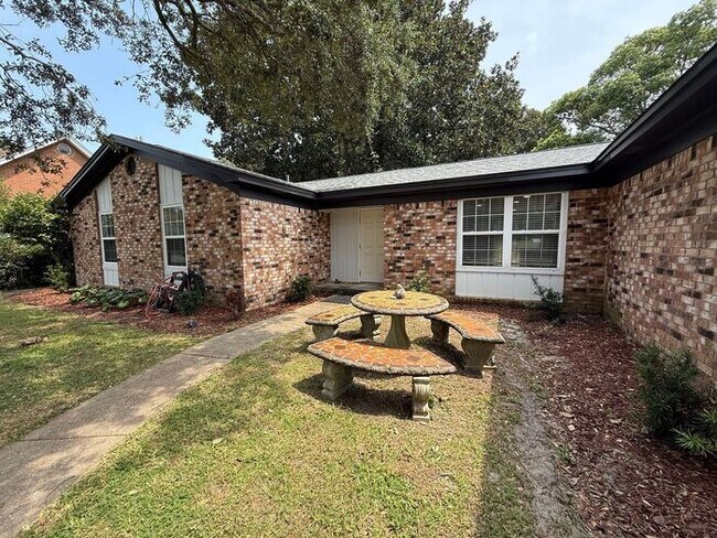 Building Photo - Gulf Breeze Proper - Casablanca - 4 bedroom, 2 bathroom with lawn care included