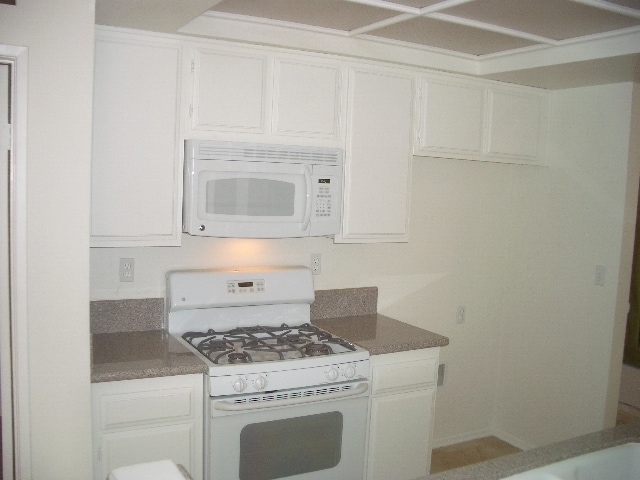 Building Photo - 7211 Cozycroft Ave