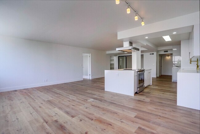 Building Photo - 435 N Oakhurst Dr