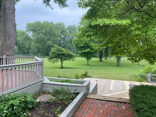 Building Photo - Beautiful Home on the Maumee River
