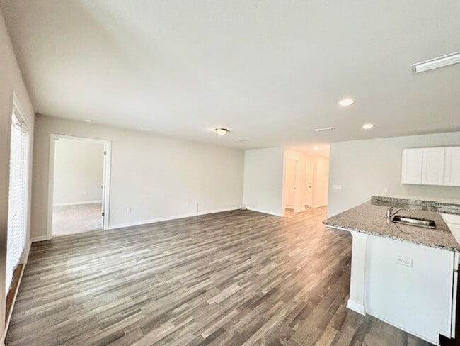 Building Photo - 462 Whispering Creek Ave