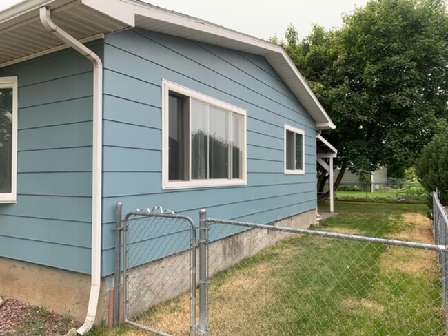 Building Photo - Cozy Stand Alone Home with Fenced Yard