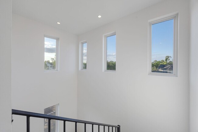 Building Photo - 7327 Shadyvilla Pointe Dr