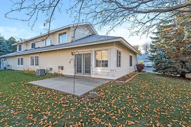 Building Photo - rare woodbury upgraded 3 bedroom end unit townhouse!! One level living!