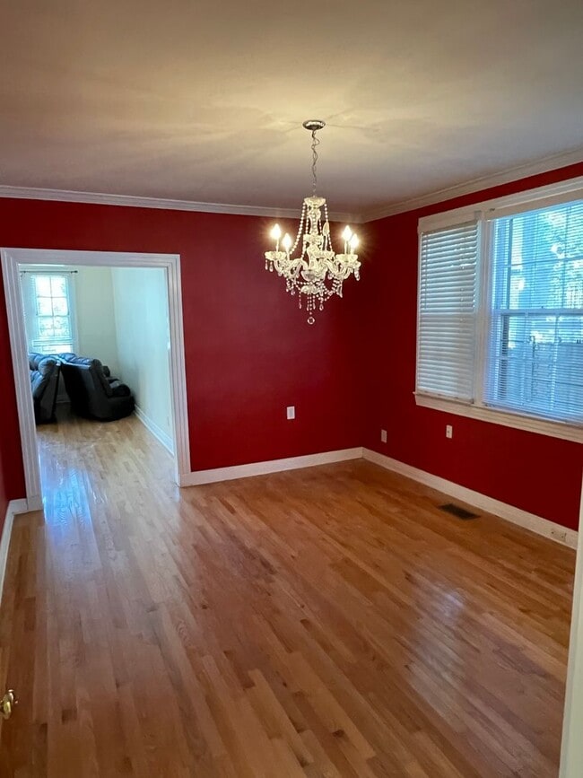 Building Photo - Large 3BD/2BA House Uptown with Driveway and Huge Fenced Backyard