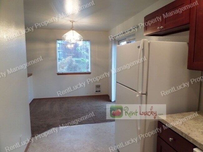 Building Photo - Fabulous 2 Bedroom Townhome With Attached Garage in Great RENTON Location!