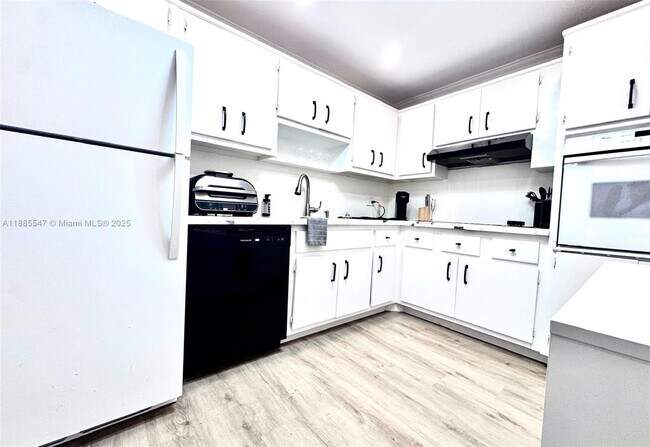 Building Photo - 400 Kings Point Dr